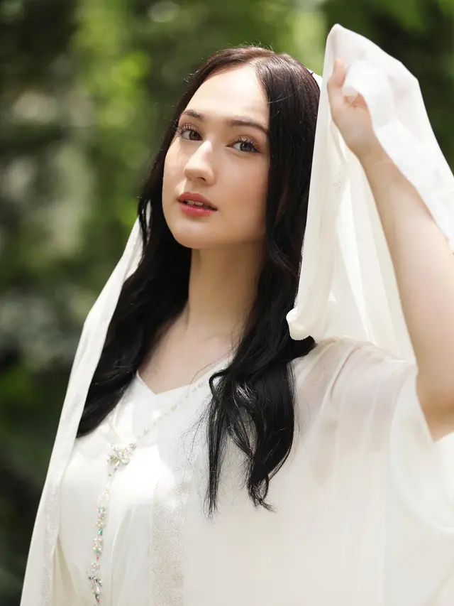 Makin Menawan, 5 Pemotretan Laura Moane dengan Tema Dreams in White yang Curi Perhatian