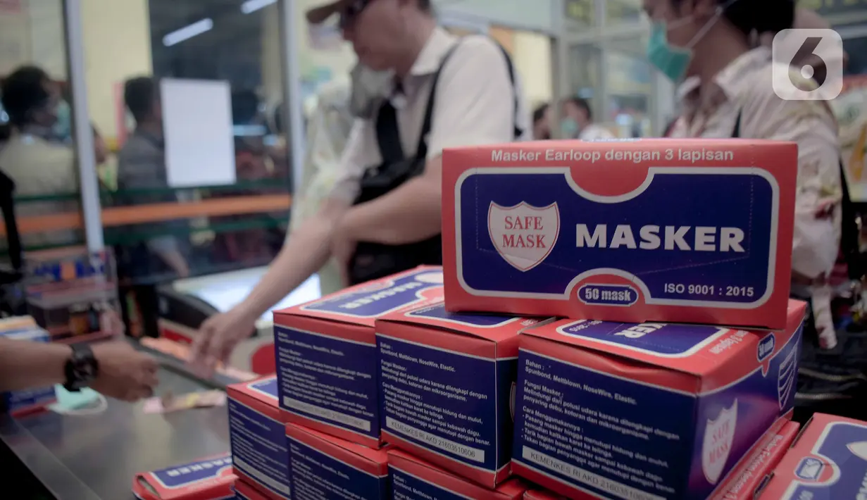 Warga membeli masker di Jak Mart milik PD Pasar Jaya di  Pasar Pramuka, Jakarta Timur, Jumat (6/3/2020). Masker dijual seharga Rp 125.000 perbox dengan syarat satu orang wajib menunjukan KTP dan dibatasi hanya mendapatkan satu box. (Liputan6.com/Faizal Fanani)
