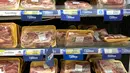 <p>Di pasar-pasar, toko-toko, dan rumah-rumah di Argentina, dampak kenaikan harga-harga sangat terasa karena salah satu tingkat inflasi tertinggi di dunia ini membebani dompet masyarakat.&nbsp;(Photo by STRINGER / AFP)</p>