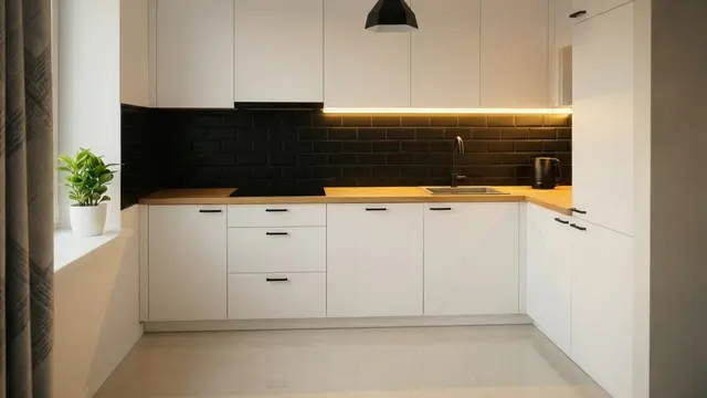 Dapur Hitam Putih dengan Pencahayaan Hangat