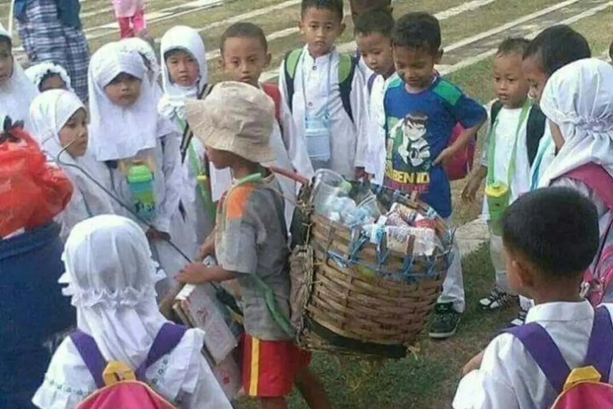 Saat Teman-teman Seusinya Sekolah, Bocah Ini Malah Bekerja