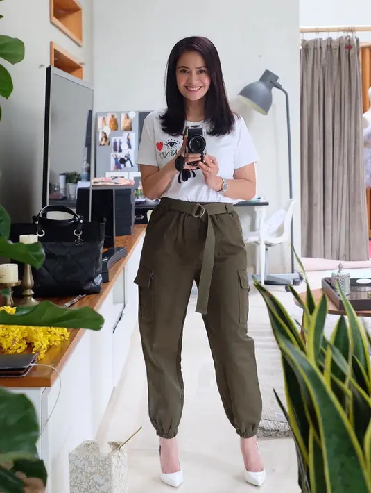 "Tapi kalau film, justru makin berbeda dengan karakter kita semakin tantangan. Kayak di film ini aku harus dance sementara, aku nggak dancer. Menurutku itu justru challenge. Akhirnya beneran latihan pakai coach dance gitu,” ungkap Ersa Mayori. (Instagram/ersamayori)