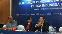 Sekjen PSSI, Ratu Tisha Destria (tengah), diapit manajerial interim PT Liga Indonesia Baru, Dirk Soplanit (kiri) dan Gusti Randa, usai RUPS PT LIB di Hotel Sultan, Senayan, Kamis (28/2/2019). (Bola.com/Benediktus Gerendo Pradigdo)