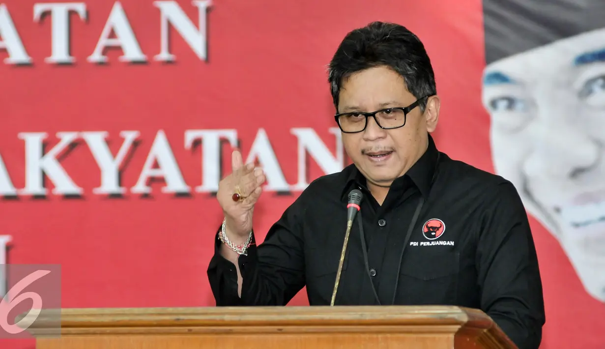 Sekjen DPP PDIP Hasto Kristiyanto memberikan sambutan pembukaan di kantor DPP PDIP, Jakarta, Rabu (20/7). PDIP gelar Pelatihan Manajer Penggerak Ekonomi Kerakyatan yang diikuti utusan dari 34 DPD PDIP seluruh Indonesia. (Liputan6.com/Yoppy Renato)