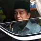 Presiden Joko Widodo atau Jokowi saat akan mengantar jenazah ibundanya Sudjiatmi Notomihardjo untuk dimakamkan, Solo, Jawa Tengah, Kamis (26/3/2020). Jenazah Sujiatmi Notomijarjo akan dimakamkan di lokasi pemakamn keluarga di Kabupaten Karanganyar. (Liputan6.com/Fajar Abrori)