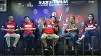 Program Director Bakti Olahraga Djarum Foundation Yoppy Rosimin (tengah) pada konferensi pers jelang Audisi Umum Beasiswa Bulu Tangkis 2019 di Purwokerto. (PB Djarum)