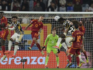 Penyerang Juventus Moise Kean menyundul bola ke arah gawang saat bek AS Roma José ÁNgel Esmorís (69) bertahan dan kiper Mile Svilar (99) menonton pertandingan pekan ke-35 Serie A 2023/2024 di Olimpico, Senin (06/05/2024) dini hari WIB. (Alfredo Falcone/LaPresse via AP)
