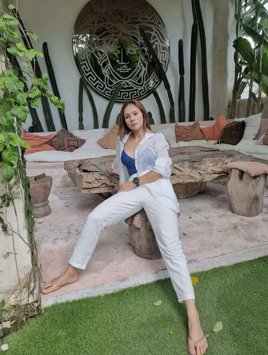 Memiliki tubuh yang proporsional, Wulan Guritno tidak pernah ragu untuk mengenakan outfit apapun. Termasuk memadukan bralette dan kemeja putih. Bralette yang merupakan swimsuit itu memiliki warna biru yang kontras dengan dipadukan kemeja dan celana putih. (instagram/wulanguritno)