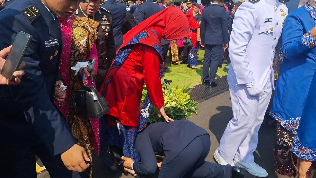 Momen Haru Calon Jenderal Peraih Adhi Makayasa Sujud di Kaki Sang Ibu Usai Dilantik Prabowo