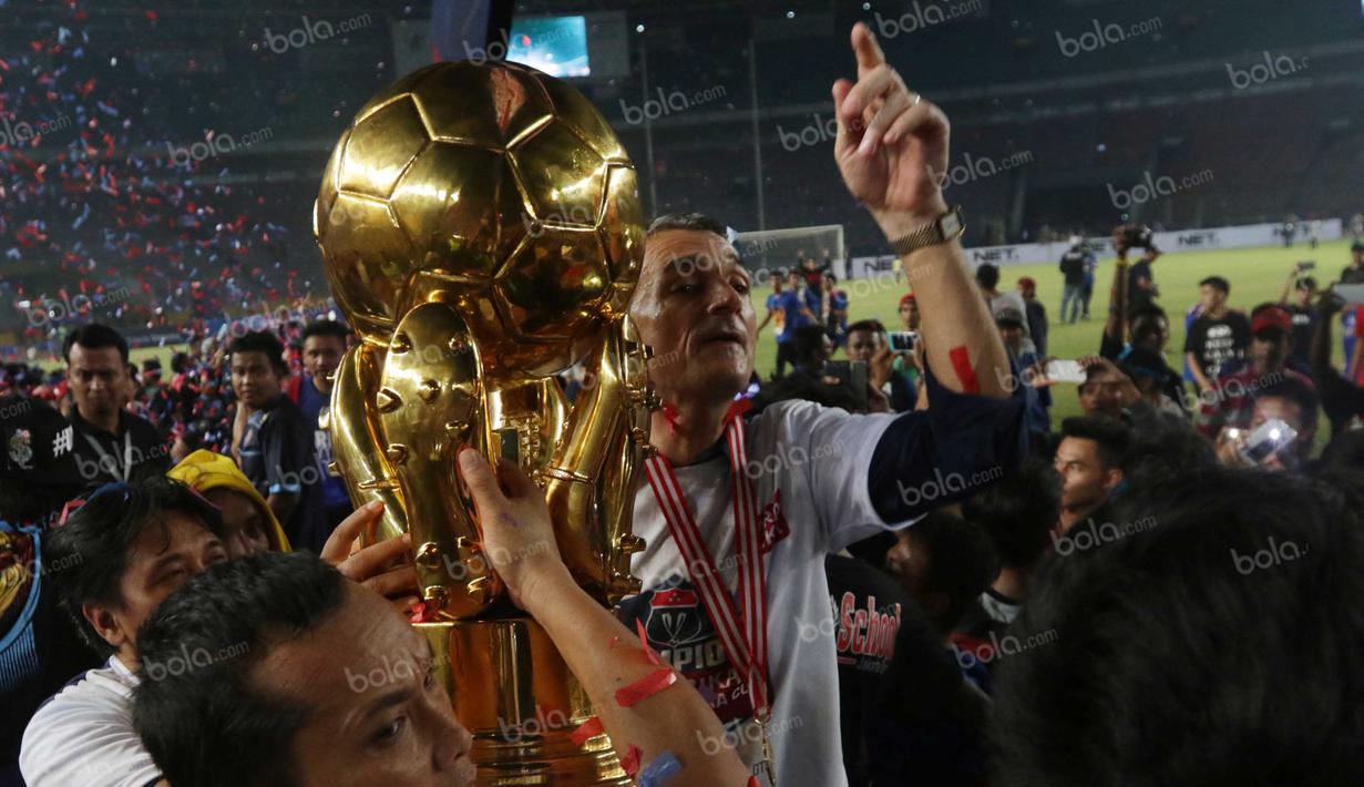 Pelatih Arema Cronus, Milomir Seslija, mengangkat trofi Torabika Bhayangkara Cup 2016 di SUGBK, Jakarta, Minggu (3/4/2016). (Bola.com/Nicklas Hanoatubun)