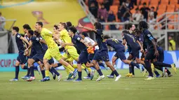Sejumlah pemain Timnas Prancis U-17 merayakan kemenangan atas Timnas Amerika Serikat U-17 pada laga Grup E Piala Dunia U-17 2023 di Jakarta International Stadium, Jakarta, Sabtu (18/11/2023). (Bola.com/Bagaskara Lazuardi)