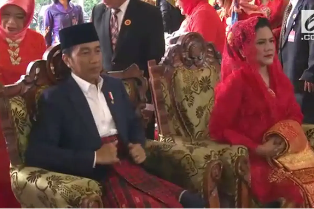 Busana Nuansa Merah Ibu Iriana di Pesta Adat Kahiyang Bobby