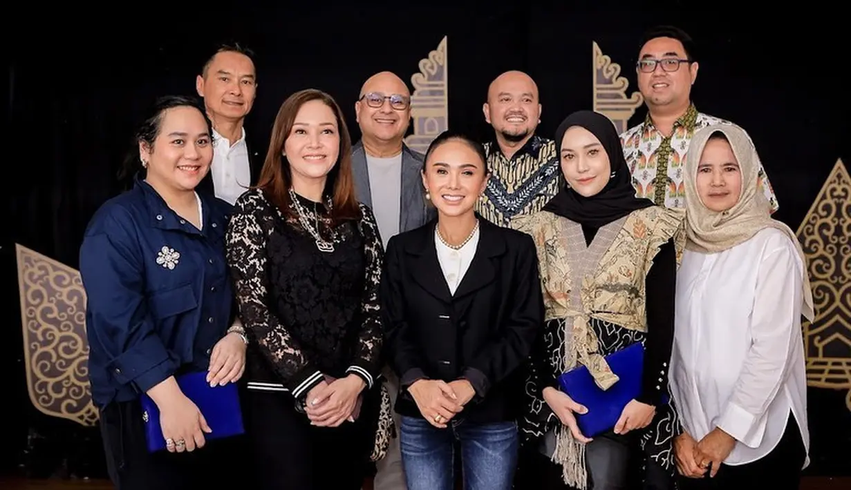 "Dari CSR The Time Place, mas @irwanmussry saat itu diwakili oleh @raishanonon, mas @ottosatyawan (arsitek), @alirifki_87 (kontraktor), Gajah stone @garjito84 juga para kontributor dalam bentuk Buku, Mainan, Projector, Rumput sintetis, cctv dll .. Kami ucapkan Terimakasih." tulis Yuni dalam unggahan fotonya. [Instagram/yunishara36]