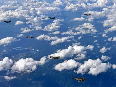 Jet tempur Angkatan Udara AS F-35 dan jet tempur F-15 Korea Selatan (Korsel) terbang di atas Semenanjung Korea, Korea Selatan (31/8). Angkatan udara AS dan Korsel menggelar latihan bersama di di atas Semenanjung Korea.(South Korea Defense Ministry via AP)