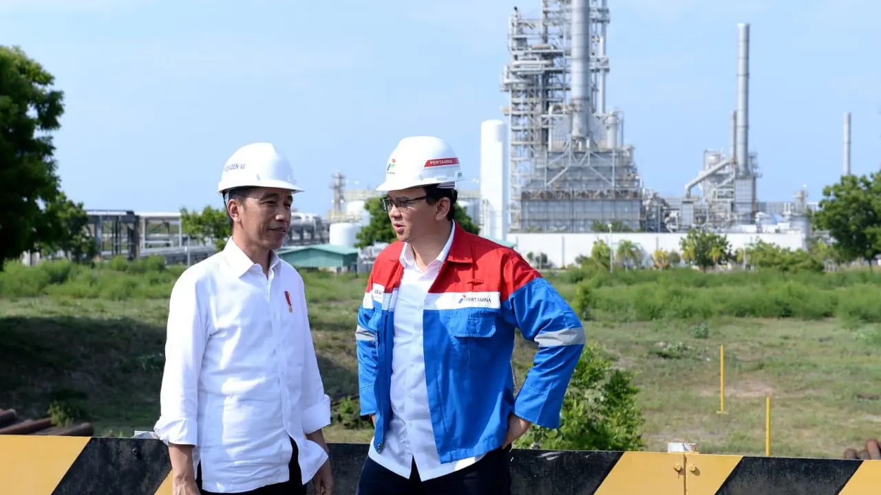 Presiden Jokowi dan Basuki Tjahaja Purnama atau Ahok saat kunjungi kilang Pertamina