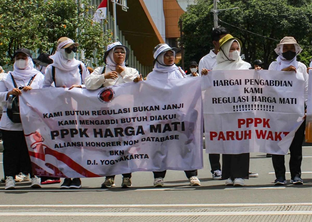 FOTO: Ribuan Honorer Non-Database Geruduk Monas, Tuntut Kepastian Status dan Perlindungan Kerja