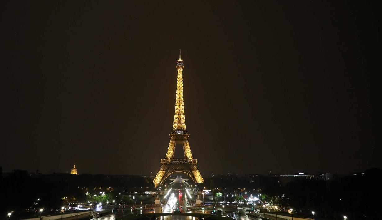 Photo Menikmati Keindahan Menara Eiffel Saat Malam Hari Global