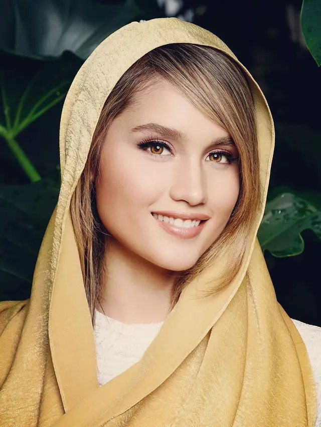 6 Potret Cinta Laura saat Pakai Hijab Ini Bikin Pangling