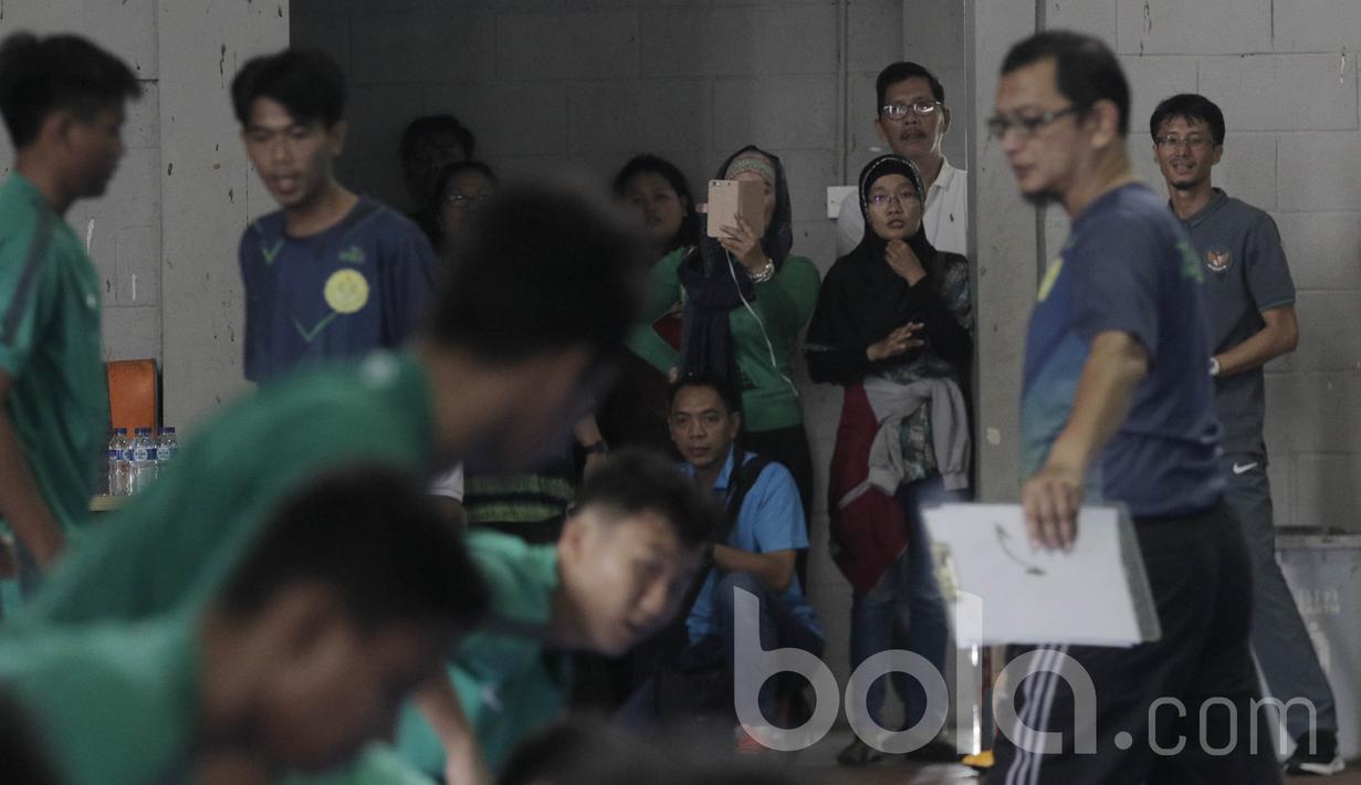 Sejumlah orang tua peserta seleksi Timnas Indonesia U-16 memantau kegiatan seleksi pemain. Dari 55 nama yang mengikuti seleksi, Fachri akan menyusutkan menjadi sekitar 25 pemain. (Bola.com/M Iqbal Ichsan)
