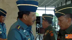 Citizen6, Jakarta: Panglima TNI Laksamana TNI Agus Suhartono berjabatan tangan dengan pejabat lama Brigjen TNI Junias Lumban Tobing yang selanjutnya akan menjadi Pati Mabes TNI AD dalam rangka memasuki masa pensiun. (Pengirim: Badarudin Bakri).