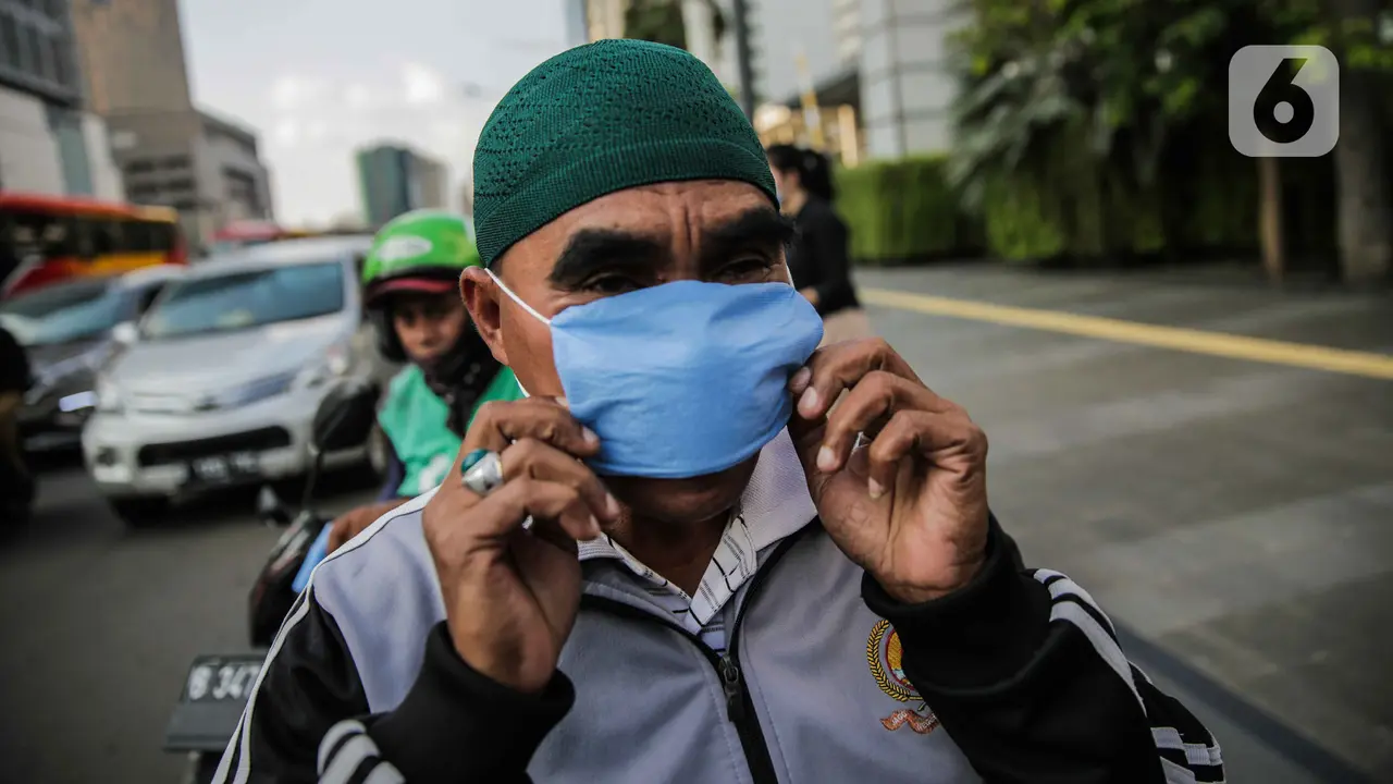 Relawan Bagi-Bagi Masker ke Pengguna Jalan