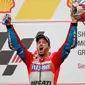 Pembalap Ducati Team, Andrea Dovizioso selebrasi di atas podium setelah berhasil memenangkan MotoGP Malaysia di sirkuit Sepang, Minggu (29/10). Dovizioso menyelesaikan balapan dengan catatan waktu 44 menit 51.497 detik. (AP/Vincent Thian)