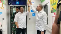 Menko Zulhas Dapat Pujian Usai Ngantor Pakai Transportasi Umum