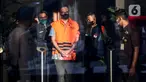 Mantan pejabat Direktorat Jenderal Pajak Kementerian Keuangan (DJP Kemenkeu), Rafael Alun Trisambodo mengenakan rompi tahanan seusai menjalani pemeriksaan di gedung KPK, Senin (3/4/2023). (Liputan6.com/Johan Tallo)