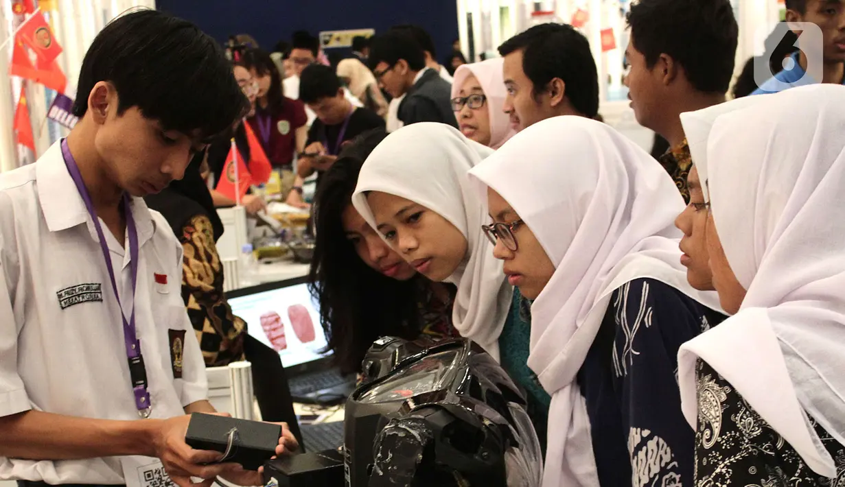 Siswa sekolah menengah mengamati karya sains dan riset para peneliti maupun inovator di Indonesia Science Expo 2019, ICE BSD, Tangerang, Kamis (24/10/2019). 150 proyek penelitian dari 11 negara partisipan ikut meramaikan gelaran yang sudah lima kali diselenggarakan LIPI. (merdeka.com/Arie Basuki)