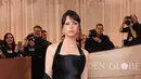 Berbeda lagi dengan Mia Goth, yang memilih gaun satin hitam berleher bordir, dipadukan Dior Fine Jewelry dan riasan Dior Beauty untuk kesan gothic-elegan yang ikonis. [Dok/DIOR].