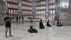 Umat Muslim menunaikan salat zuhur di Masjid Istiqlal, Jakarta, Sabtu (10/4/2021). Masjid Istiqlal akan membuka salat tarawih berjemaah saat Ramadan dengan membatasi jumlah jemaah hanya 2.000 orang dari kapasitas 250 ribu dan memperhatikan protokol kesehatan Covid-19. (Liputan6.com/Herman Zakharia)