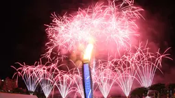 Pesta kembang api yang menjadi latar kaldron api SEA Games menghiasi langit Singapura pada saat Pembukaan SEA Games 2015 di Stadion Nasional Singapura. Jumat (5/6). (Bola.com/Arief Bagus)