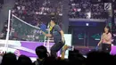 Momen ketika legenda bulutangkis Indonesia, Alan Budikusuma dan Susi Susanti bertanding melawan artis Ricky Harun dan Ria Ricis di Konser Energi Asian Games 2018 di Studio 6 Indosiar, Jakarta, Kamis (8/3). (Liputan6.com/Faizal Fanani)