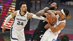 Pebasket Memphis Grizzlies, Dillon Brooks dan Brandon Clarke, berusaha merebut bola dari pebasket Cleveland Cavaliers, Andre Drummond, pada laga NBA, Senin (11/1/2021). Grizzlies menang dengan skor 101-91. (AP/Tony Dejak)