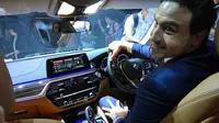 Hamish Daud merasakan ruang kemudi BMW Seri 5. (Septian/Liputan6.com)