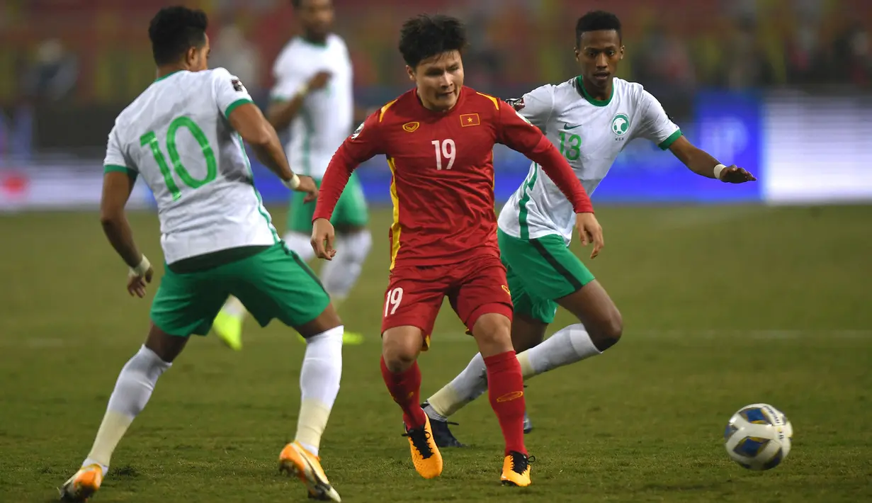Nguyen Quang Hai merupakan pemain Timnas Vietnam di Piala AFF 2022. Ia kini bermain untuk klub Ligue 2 Prancis, Pau FC. Quang Hai memiliki nilai pasar sebesar 400 ribu euro atau Rp6,95 miliar. Sejak debutnya pada 2017, pria 25 tahun itu telah mencetak 10 gol dan 5 assist dalam 45 penampilannya bersama Skuad The Golden Stars. (AFP/Nguyen Nach)