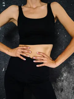 Power pose dapat dilakukan dengan cara yang sederhana dengan hanya memerlukan waktu selama dua menit sebelum bekerja. (Foto/dok: Pexels/AnnaTarazevich)