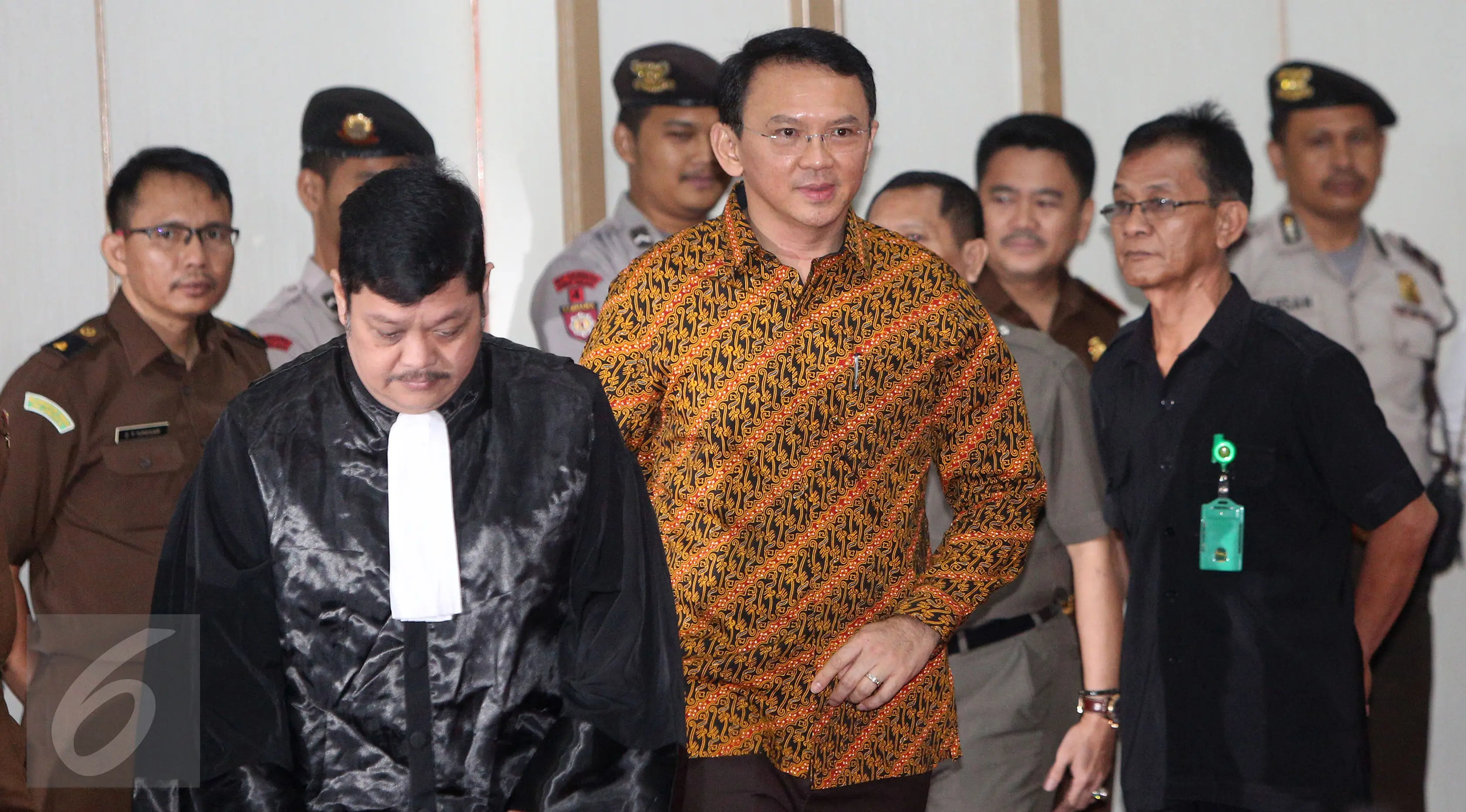 Gubernur DKI Jakarta, Basuki Tjahaja Purnama (Ahok) saat menjalani sidang kasus dugaan penistaan agama di Gedung Kementerian Pertanian, Jakarta, Selasa (25/4). (Liputan6.com/Miftahul Hayat/Pool)