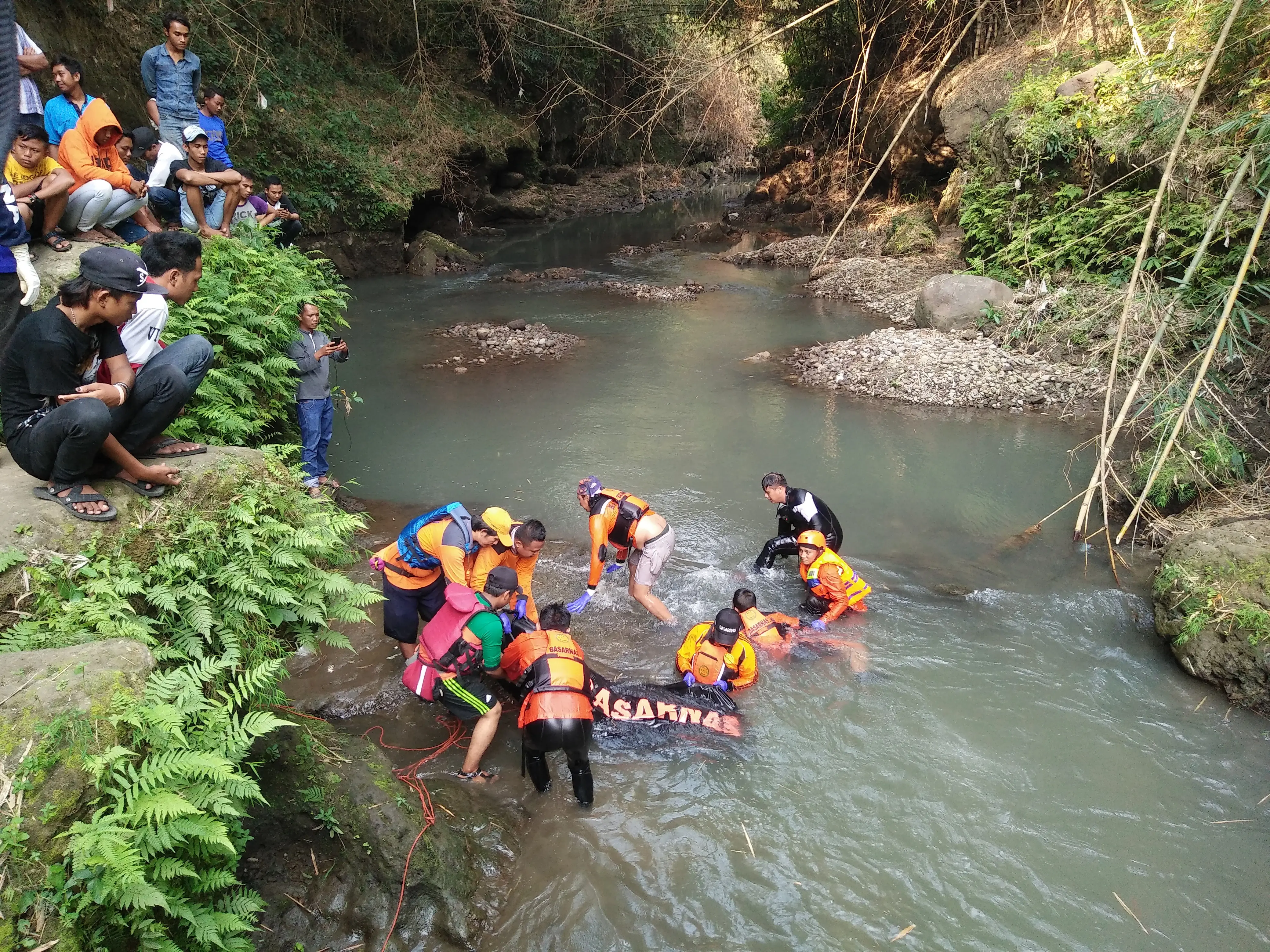 Salah satu teman pelajar SMP itu sempat pingsan setelah berusaha menyelamatkan rekannya yang tiba-tiba lemas di tengah sungai. (Liputan6.com/Dian Kurniawan)