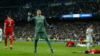Kiper Real Madrid, Keylor Navas merayakan kemenangannya usai melawan Bayern Munchen dalam pertandingan semifinal Liga Champions di stadion Santiago Bernabeu, Spanyol (1/5). (AP/Paul White)