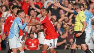 Ruud Gullit Sebut MU Butuh Waktu untuk Kembali Juara