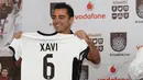 Mantan Gelandang Barcelona, Xavi Hernandez menunjukkan jersey klub barunya Al Sadd saat konferensi pers di Doha, Qatar, Kamis (11/6/2015). Xavi Hernandes akan dikontrak selama dua musim oleh Al Sadd.(Reuters/Naseem Zeitoon)