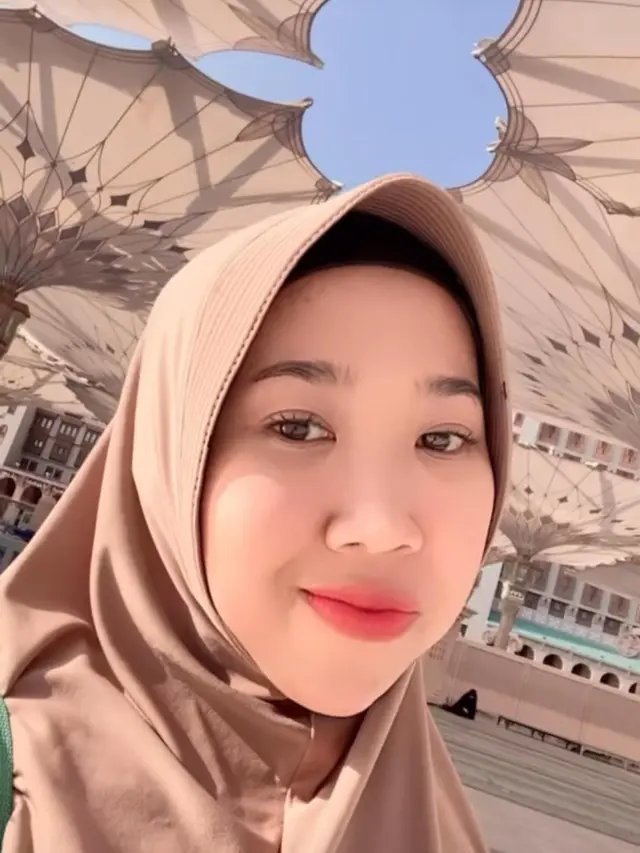 Kiky Saputri tampil berhijab