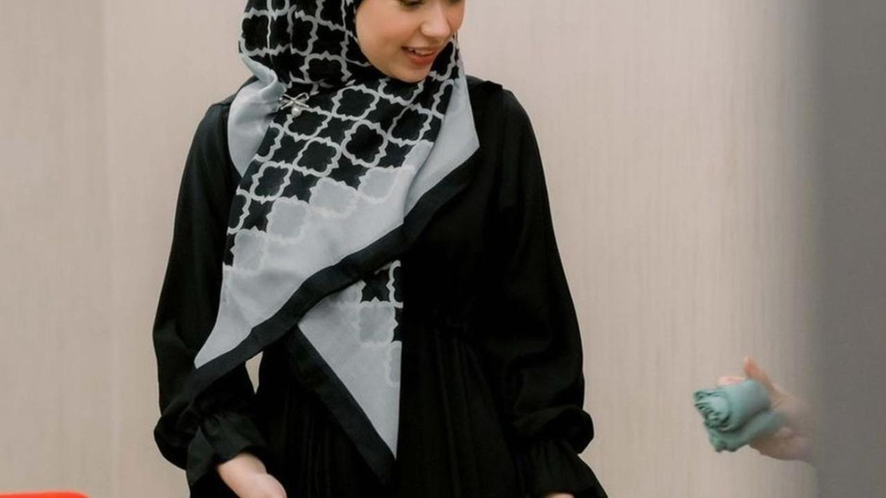 Rebecca Kenakan Hijab