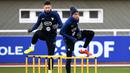 Striker Prancis, Kylian Mbappe dan Olivier Giroud, tampak serius saat mengikuti sesi latihan jelang laga persahabatan di Paris, Selasa (7/11/2017). Prancis akan berhadapan dengan Jerman dan Wales. (AFP/Franck Fife)