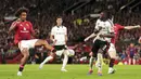 Pemain Manchester United, Joshua Zirkzee, mencetak gol ke gawang Fulham pada laga Liga Inggris di Stadion Old Trafford, Sabtu (17/8/2024). (Martin Rickett/PA via AP)