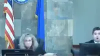 Momen sebelum hakim di Clark County, Amerika Serikat, diterjang seorang terdakwa. Video ini viral di media sosial.