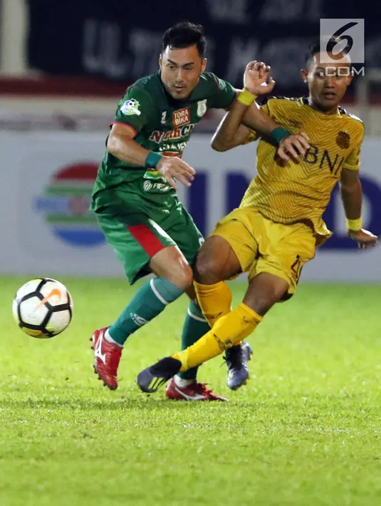 Pemain tengah PSMS, Shohei Matsunaga (kiri) berebut bola dengan pemain Bhayangkara FC pada lanjutan Go-Jek Liga 1 Indonesia bersama Bukalapak, Stadion PTIK, Jakarta, Jumat (3/8). Bhayangkara FC unggul 3-1. (Liputan6.com/Helmi Fithriansyah)