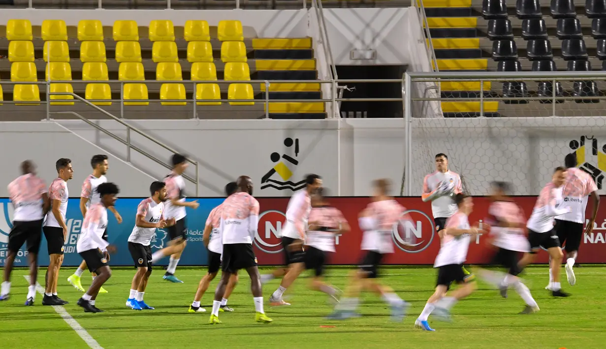 Para pemain Valencia melakukan pemanasan saat sesi latihan di King Abdullah Sport City di kota pelabuhan Arab Saudi, Jeddah (7/1/2020). Valencia akan bertanding melawan Real Madrid pada semifinal Piala Super Spanyol pada Kamis (9/1/2020) dini hari WIB. (AFP/Giuseppe Cacace)