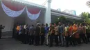 Pegawai Pemprov DKI mengantre pada hari pertama masuk kerja setelah libur Lebaran di Balai Kota, Jakarta, Kamis (21/6). Mereka mengantre bersalaman dengan Gubernur DKI Anies Baswedan dan Wakil Gubernur DKI Sandiaga Uno. (Merdeka.com/Imam Buhori)